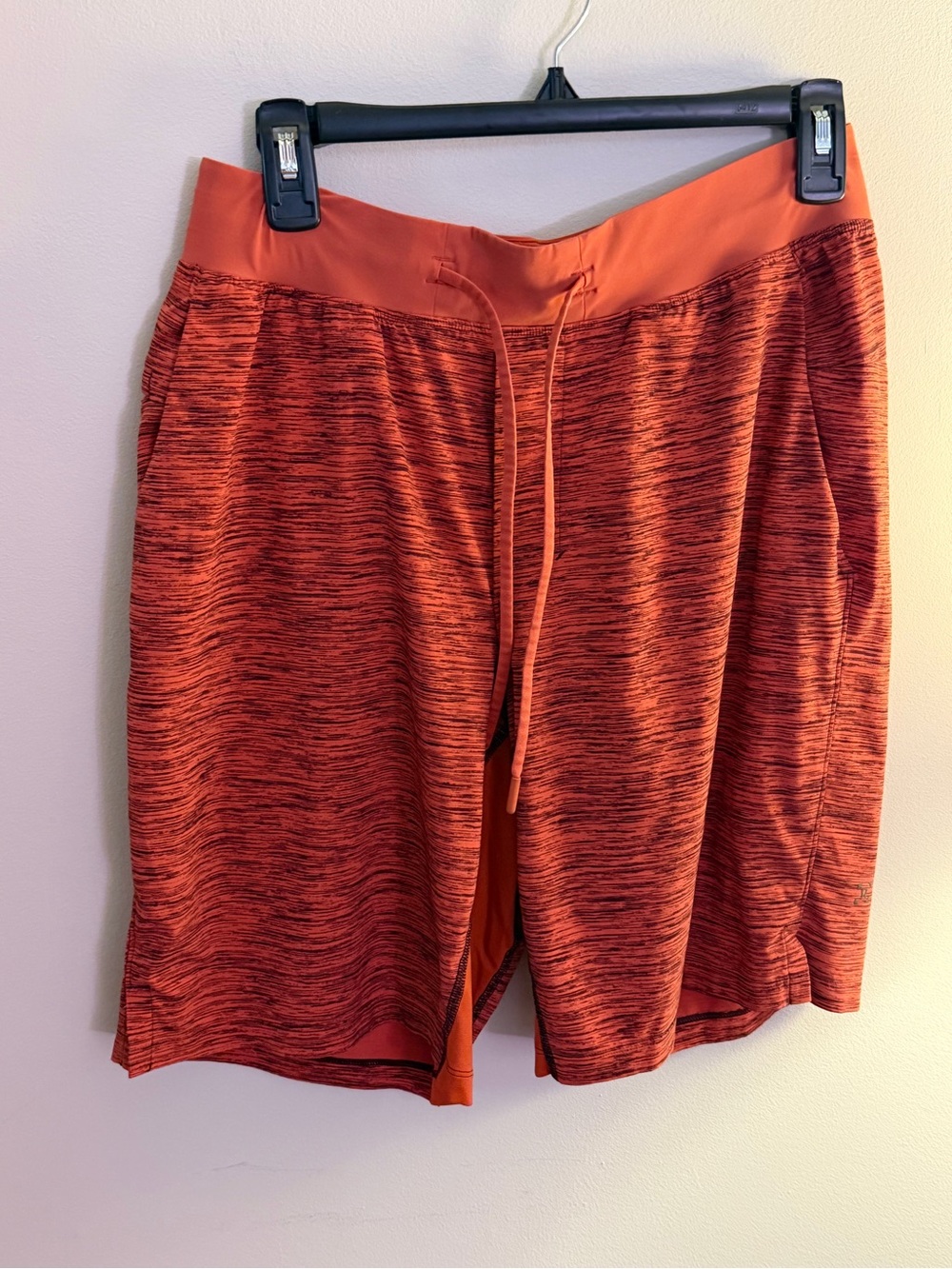 Lululemon Men’s T.H.E. Short 9" Inseam Linerless in Orange Heather sz Medium EUC